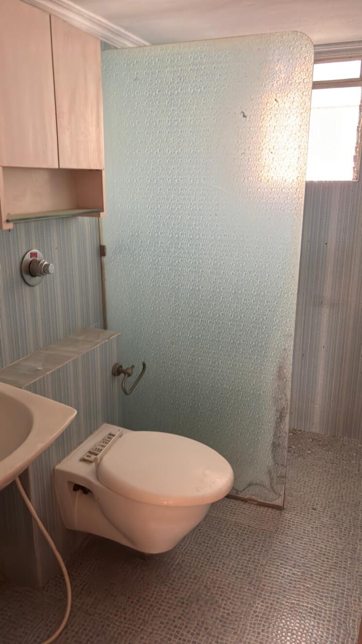 Bathroom, excellent-apartments 3 Bedroom 1200 Sq.Ft. Apartment In Bandra West Mumbai 7243659