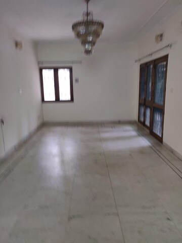 Room in 3 BHK Apartment at Vasant Kunj – for Sale