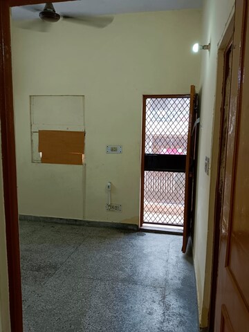 Room in 1 BHK Builder Floor at Lajpat Nagar – for Rent