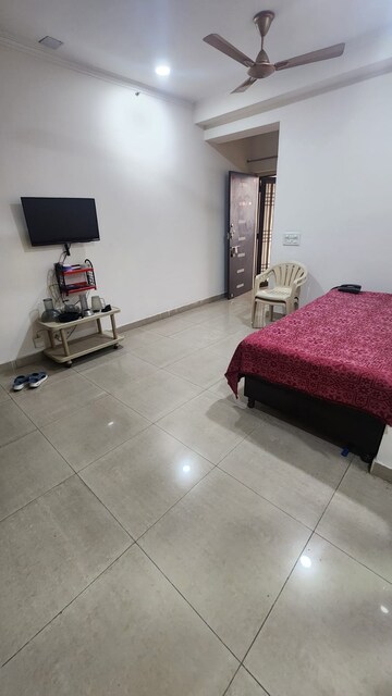 Room in 3.5 BHK Apartment at Panchsheel Greens II, Sector 16 Greater Noida – for Sale