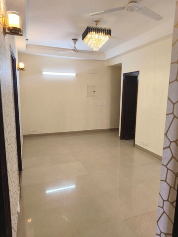 Room in 2.5 BHK Apartment at Amrapali Princely Estate, Sector 76 – for Sale