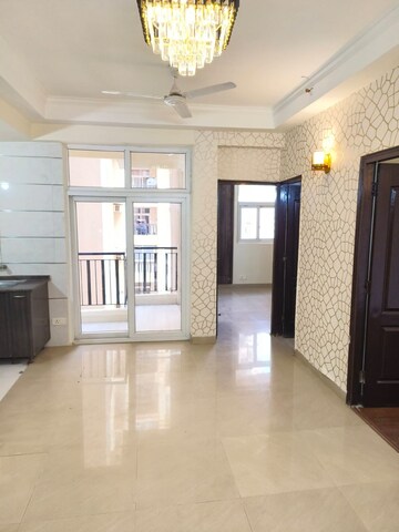 Room in 2.5 BHK Apartment at Amrapali Princely Estate, Sector 76 – for Sale