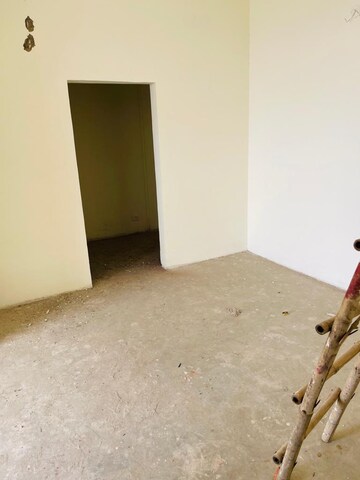 Room in 3.5 BHK Penthouse at Amrapali Silicon City, Sector 76 – for Sale