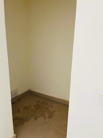 Room in 3.5 BHK Penthouse at Amrapali Silicon City, Sector 76 – for Sale