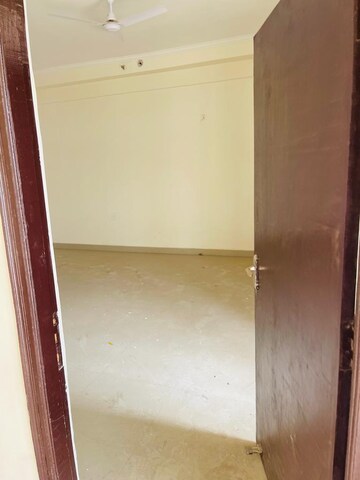 Room in 3.5 BHK Penthouse at Amrapali Silicon City, Sector 76 – for Sale