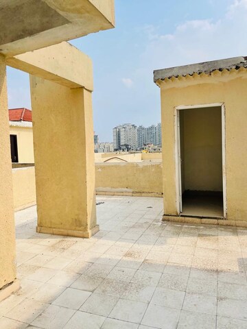 Room in 3.5 BHK Penthouse at Amrapali Silicon City, Sector 76 – for Sale