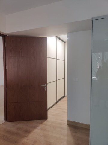 Room in 4 BHK Apartment at Sankey Road – for Rent