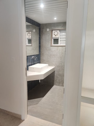 Bathroom in 4 BHK Apartment at Sankey Road – for Rent