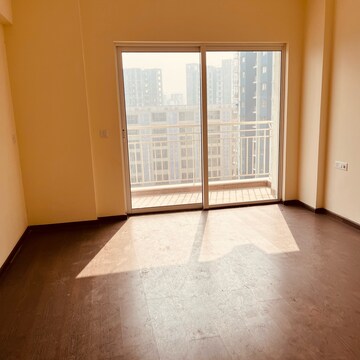 Room in 3.5 BHK Apartment at Experion Capital, Vibhuti Khand – for Sale