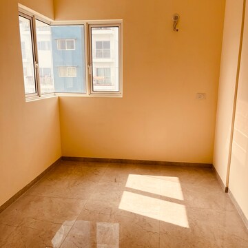 Room in 3.5 BHK Apartment at Experion Capital, Vibhuti Khand – for Sale