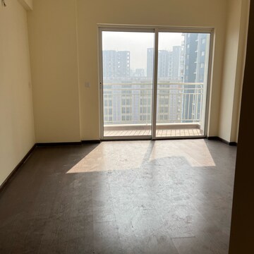 Room in 3.5 BHK Apartment at Experion Capital, Vibhuti Khand – for Sale