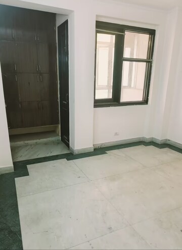 Room in 3 BHK Apartment at Paschim Vihar – for Sale