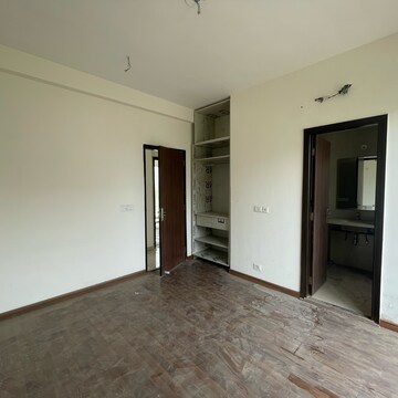 Room in 4 BHK Villa at BPTP Amstoria, Sector 102 – for Sale