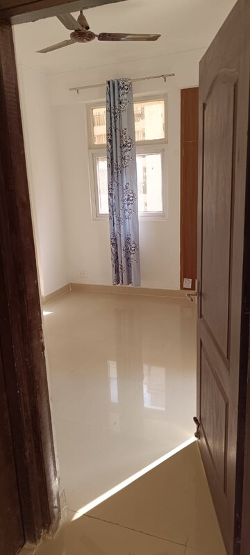 Room in 2 BHK Apartment at Amrapali Princely Estate, Sector 76 – for Sale
