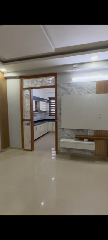 Room in 3 BHK Apartment at Modipuram Bypass – for Sale