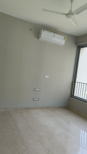Room in 2 BHK Apartment at Piramal Vaikunth, Balkum Pada – for Sale