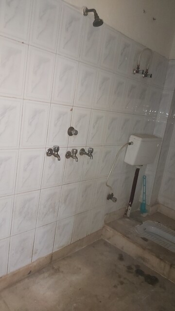 Bathroom in 2.5 BHK Builder Floor at Mayur Vihar Phase 1 – for Sale