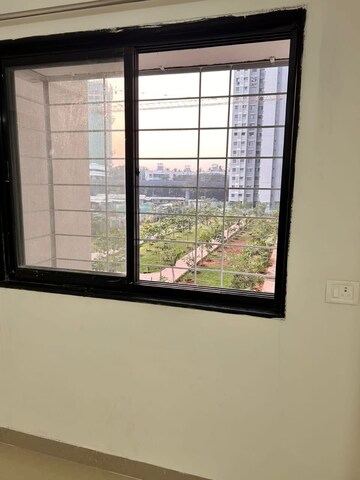 Room in 5 BHK Apartment at Oberoi Maxima, Andheri East – for Sale