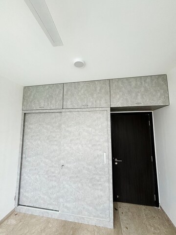 Room in 5 BHK Apartment at Oberoi Maxima, Andheri East – for Sale
