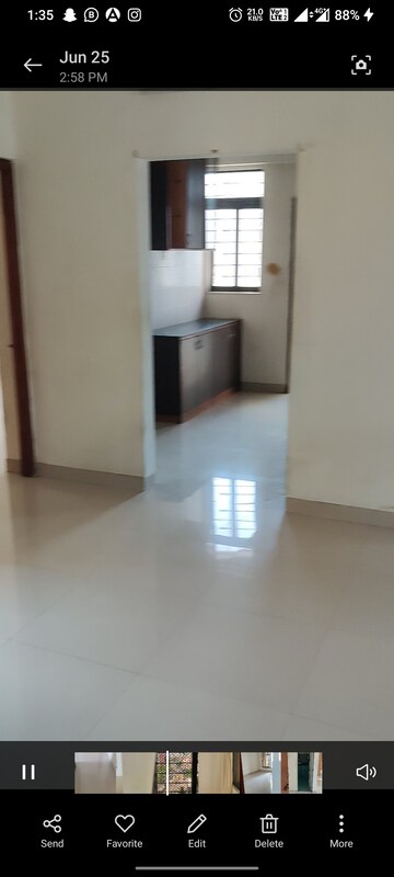 Room in 3.5 BHK Apartment at Meera Tower, Andheri West – for Sale