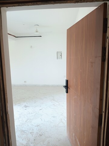 Room in 2 BHK Apartment at Earthcon Casa Grande II, Chi V Greater Noida – for Sale