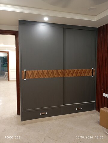 Furnished Amenities in 3 BHK Builder Floor at Shalimar Bagh – for Sale