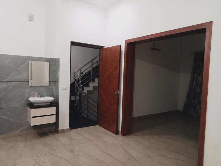 Room, sector 15 3.5 Bedroom 250 Sq.Yd. Builder Floor In Sector 15 Hisar 7254888