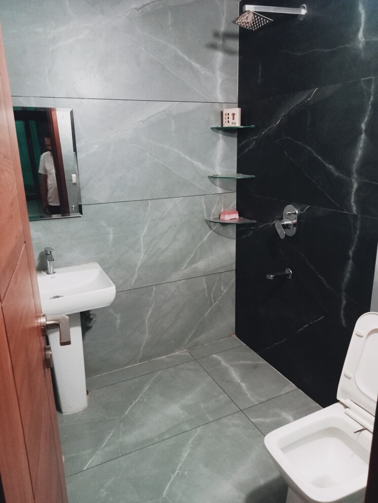 Bathroom, sector 15 3.5 Bedroom 250 Sq.Yd. Builder Floor In Sector 15 Hisar 7254888