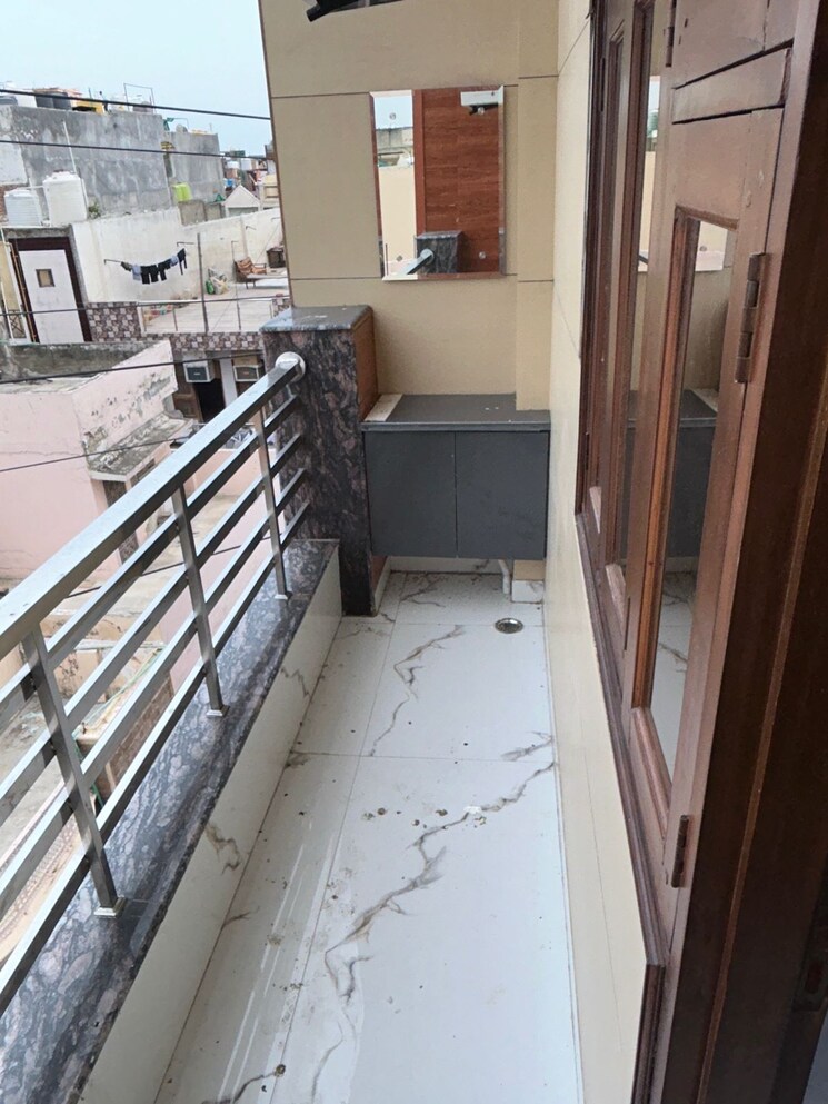 Balcony, uttam nagar 3 Bedroom 115 Sq.Yd. Builder Floor In Uttam Nagar Delhi 7255285