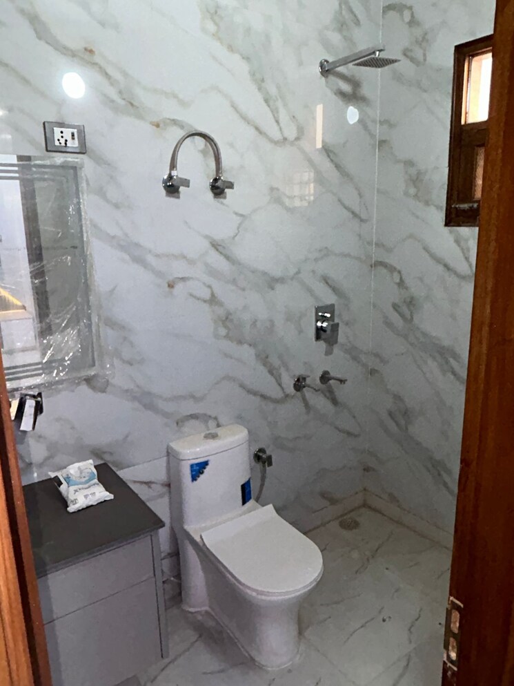 Bathroom, uttam nagar 3 Bedroom 115 Sq.Yd. Builder Floor In Uttam Nagar Delhi 7255285