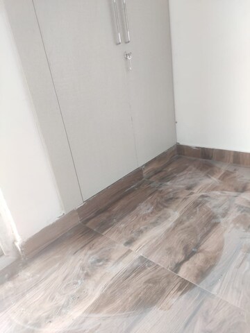 Room in 2 BHK Apartment at Mahaluxmi Migsun Ultimo, Omicron Iii Greater Noida – for Sale