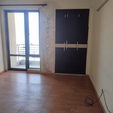 Room in 3.5 BHK Apartment at Unitech Fresco, Sector 50 – for Sale