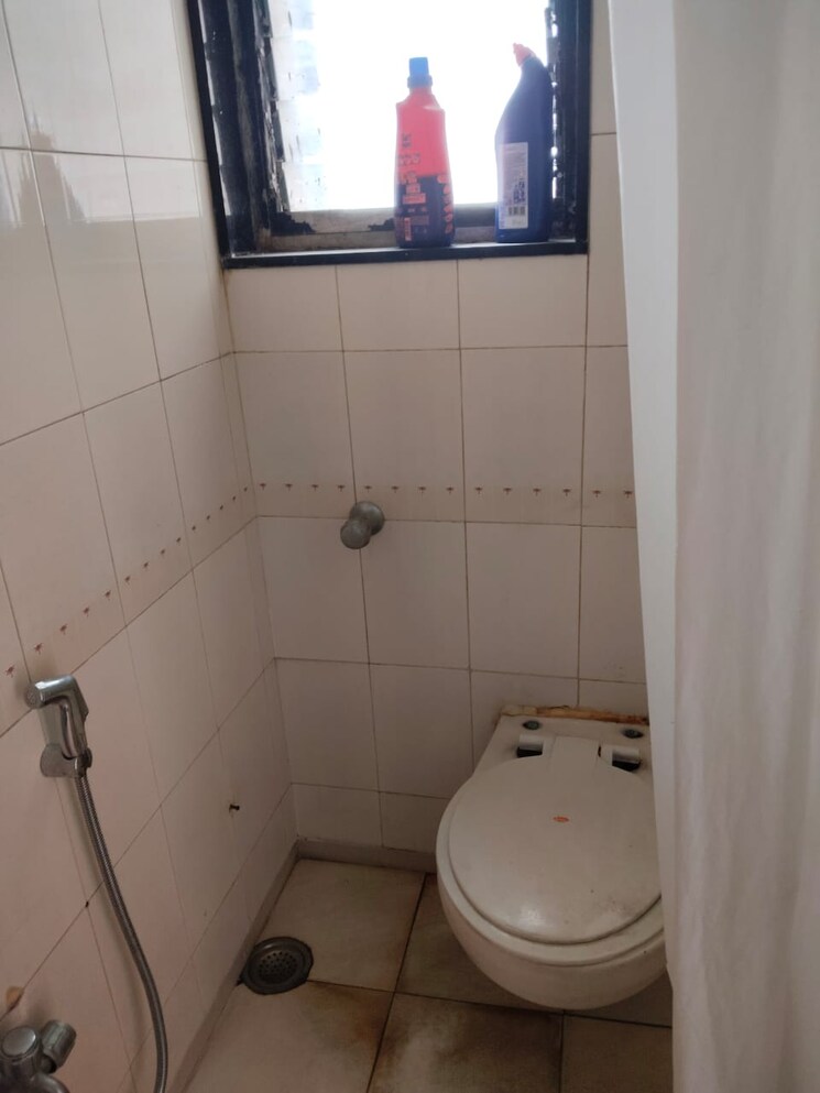 Bathroom, chintamani-kutir-chs 2 Bedroom 725 Sq.Ft. Apartment In Vile Parle East Mumbai 7256257
