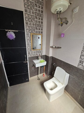 Bathroom in 4 BHK Apartment at DLF The Icon, Dlf Phase V – for Sale