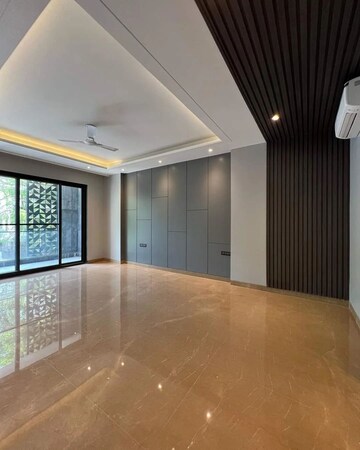 Room in 4 BHK Builder Floor at DLF City Phase IV, Dlf Phase iv – for Sale