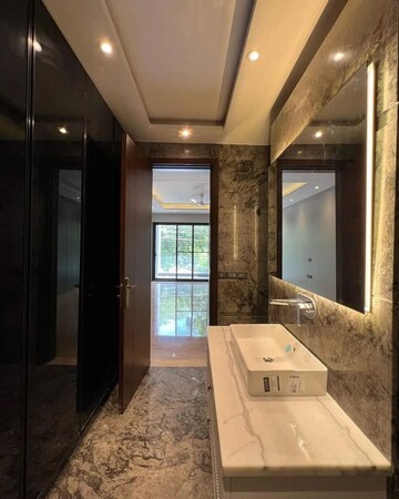 Building Lobby in 4 BHK Builder Floor at DLF City Phase IV, Dlf Phase iv – for Sale