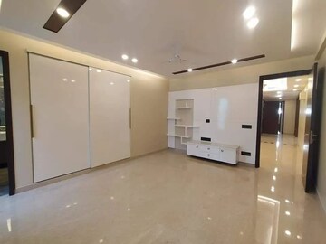 Room in 4 BHK Builder Floor at DLF City Phase IV, Dlf Phase iv – for Sale