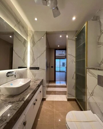 Building Lobby in 4 BHK Builder Floor at DLF City Phase IV, Dlf Phase iv – for Sale