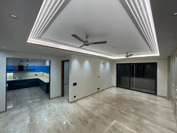 Room in 4 BHK Builder Floor at DLF City Phase IV, Dlf Phase iv – for Sale