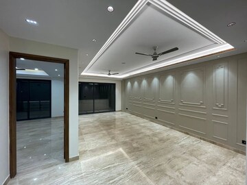 Room in 4 BHK Builder Floor at DLF City Phase IV, Dlf Phase iv – for Sale