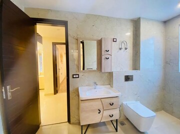 Bathroom in 4 BHK Builder Floor at DLF City Phase IV, Dlf Phase iv – for Sale