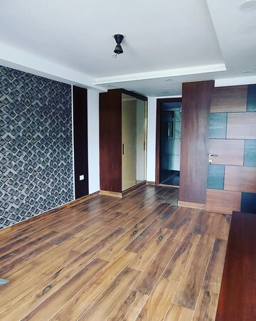 Bedroom in 4 BHK Builder Floor at DLF City Phase IV, Dlf Phase iv – for Sale