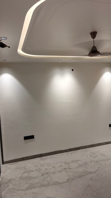 Furnished Amenities in 3 BHK Builder Floor at Anand Vihar – for Sale