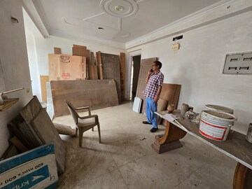Living Room in 2.5 BHK Apartment at Amrapali Silicon City, Sector 76 – for Sale