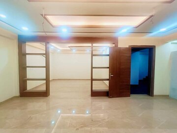 Room in 4 BHK Builder Floor at Green Fields Colony – for Sale