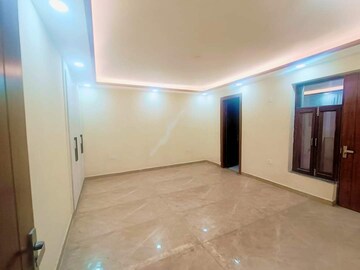 Room in 4 BHK Builder Floor at Green Fields Colony – for Sale