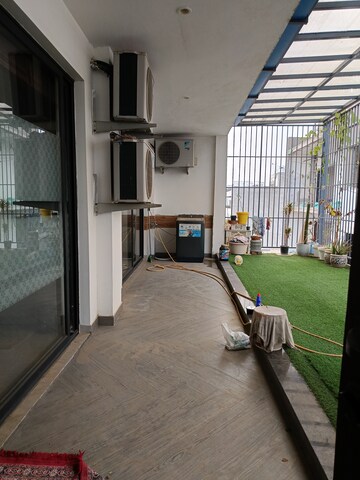 Balcony in 4 BHK Builder Floor at Unitech South City II, Sector 50 – for Sale