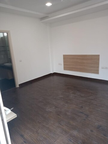 Room in 3 BHK Apartment at DLF Beverly Park II, Sector 25 – for Sale