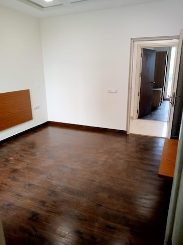 Room in 3 BHK Apartment at DLF Beverly Park II, Sector 25 – for Sale