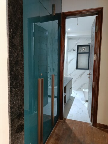 Building Lobby in 4 BHK Builder Floor at Uppal Southend, Sector 49 – for Sale